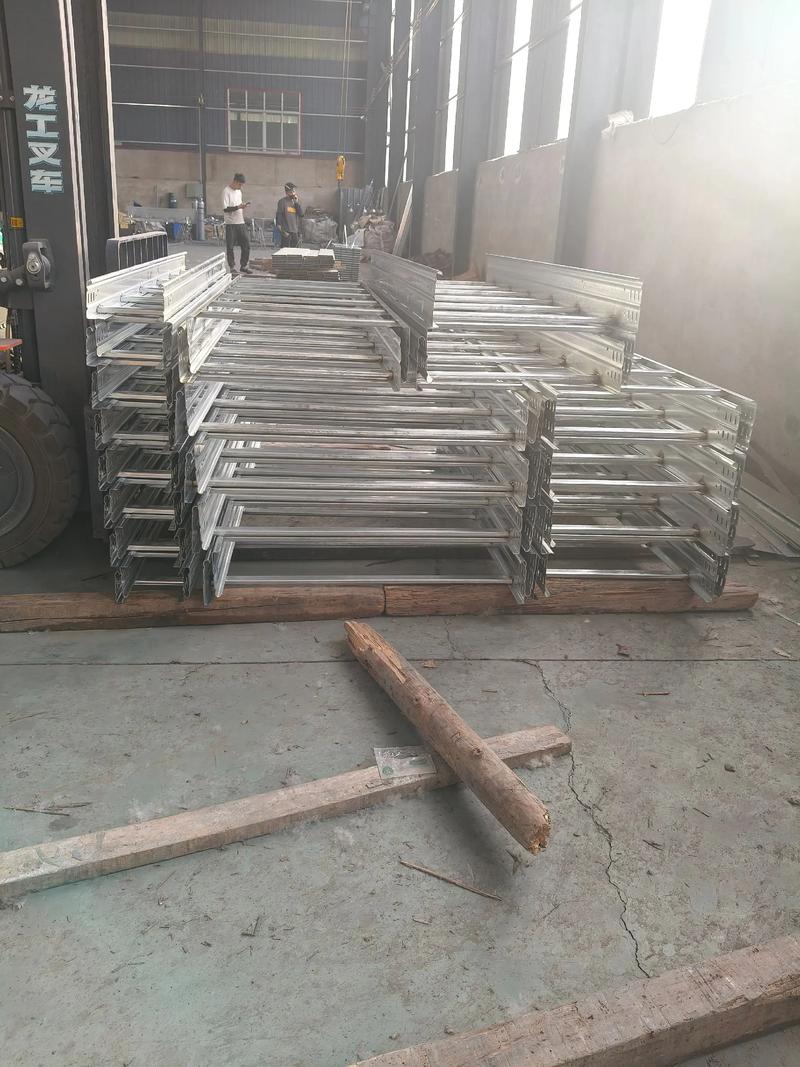 橋架產(chǎn)品介紹 梯式、槽式防火與鍍鋅鋁合金槽隔板